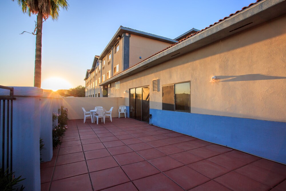 Terrace/patio, Vagabond Inn Executive - Green Valley