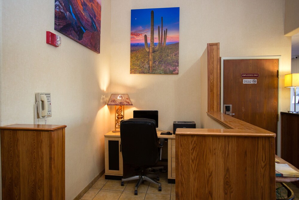 Business center, Vagabond Inn Executive - Green Valley