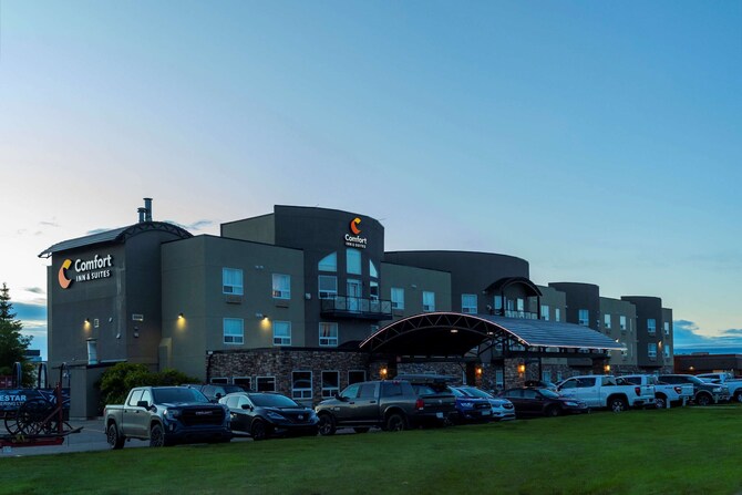Comfort Inn Suites Medicine Hat In Medicine Hat Expedia