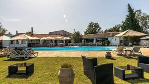 2 piscines extérieures