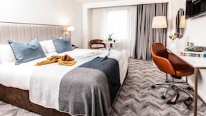 Hochwertige Bettwaren, Zimmersafe, Schreibtisch, schallisolierte Zimmer