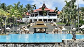2 outdoor pools