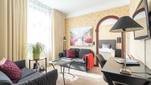Minibar, med varierende dekoration, skrivebord, strygejern/strygebræt