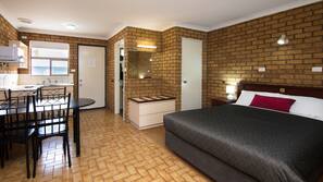 Minibar, fer et planche à repasser, draps fournis, réveils