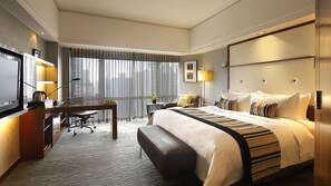 Luxe beddengoed, een minibar, een kluis op de kamer