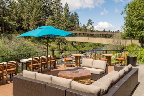 Great Place to stay Riverhouse on the Deschutes near Bend 