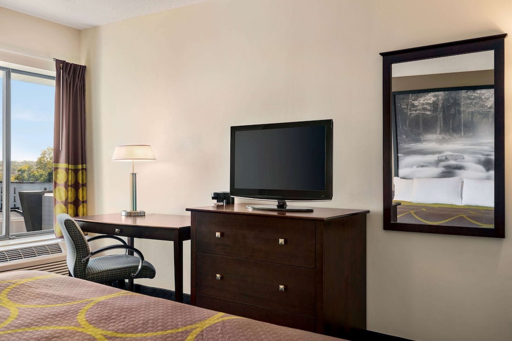 Super 8 by Wyndham Liverpool/Syracuse North Airport