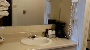 Combined shower/tub, hair dryer, towels