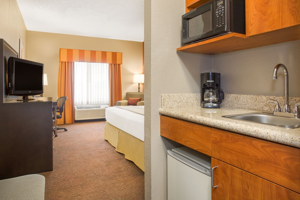 Holiday Inn Express Hotel & Suites Muncie, an IHG Hotel