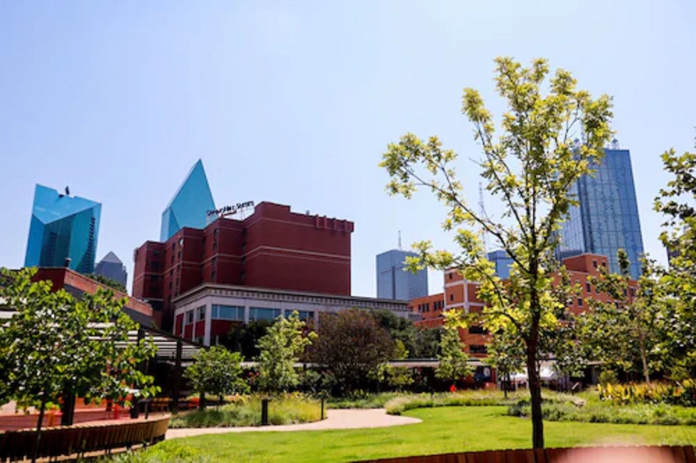 Building design, SpringHill Suites Dallas Downtown / West End