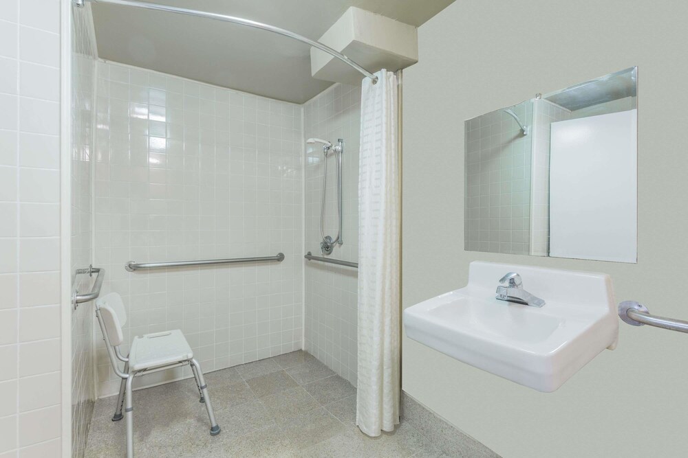 Bathroom, Super 8 by Wyndham Atlanta Northeast GA