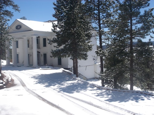 Great Place to stay Pikes Peak Paradise - Woodland Park near Woodland Park 