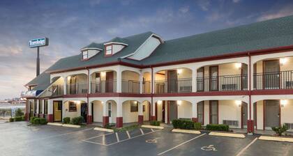 Travelodge Inn & Suites by Wyndham Norman