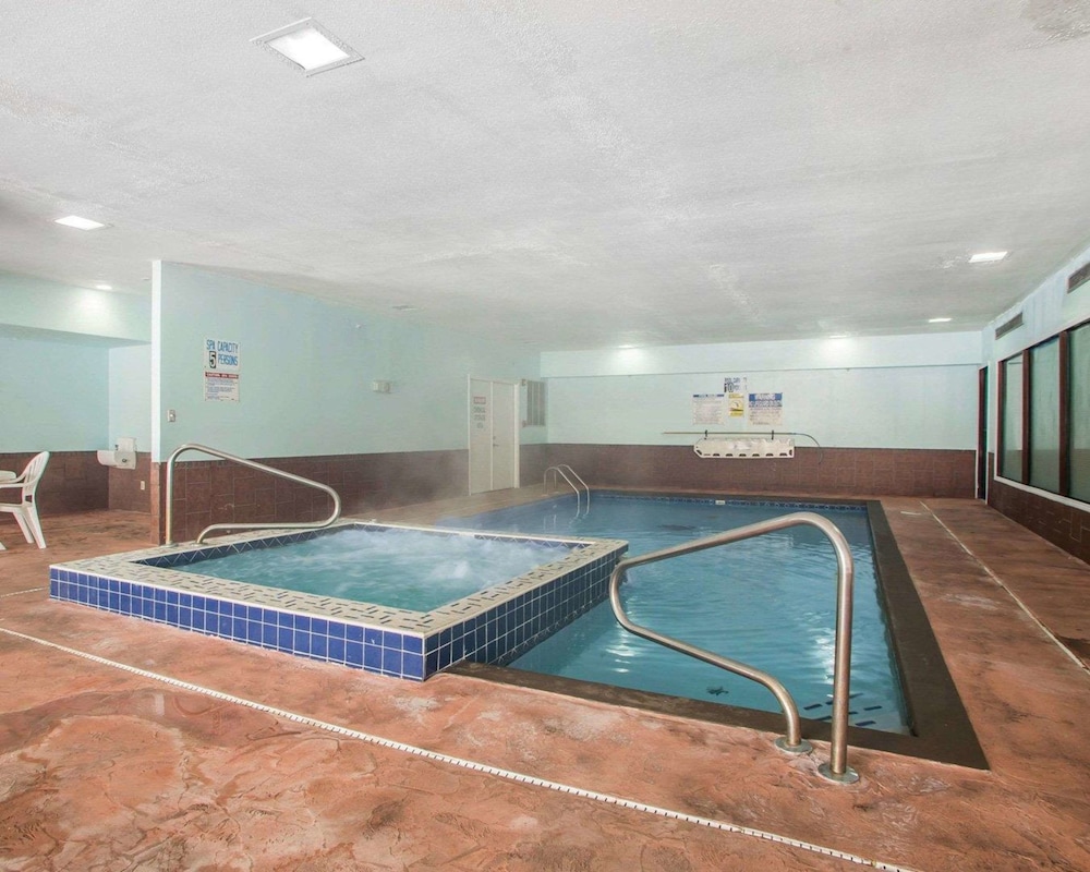 Pool, Quality Inn