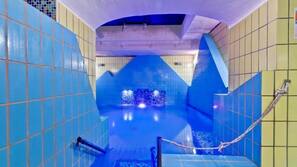 Piscina coperta, piscina all'aperto, ombrelloni da piscina, lettini