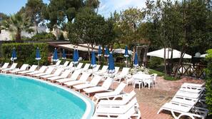 Piscina coperta, piscina all'aperto, ombrelloni da piscina, lettini