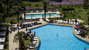 Piscine couverte, 2 piscines extérieures, parasols de plage