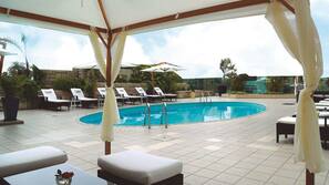 Una piscina al aire libre