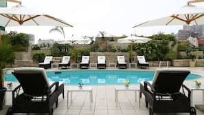 Una piscina al aire libre