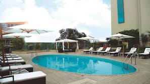 Una piscina al aire libre