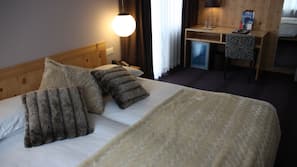 Hypo-allergenic bedding, in-room safe, desk, blackout drapes