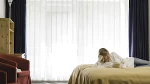 Hypo-allergenic bedding, in-room safe, desk, blackout drapes