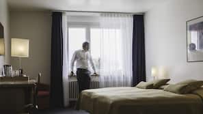 Hypo-allergenic bedding, in-room safe, desk, blackout drapes