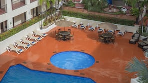 2 piscinas al aire libre (de 9:00 a 21:00), sombrillas, tumbonas