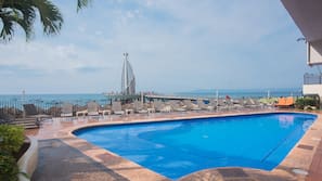 2 piscinas al aire libre (de 9:00 a 21:00), sombrillas, tumbonas
