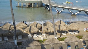 Ubicación a pie de playa, tumbonas, sombrillas y toallas de playa