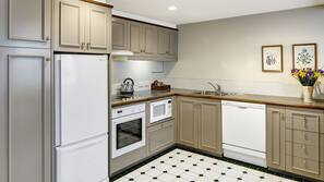 Full-sized fridge, microwave, oven, hob