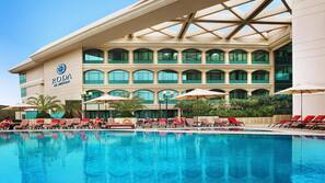 Piscine extérieure, parasols de plage, chaises longues