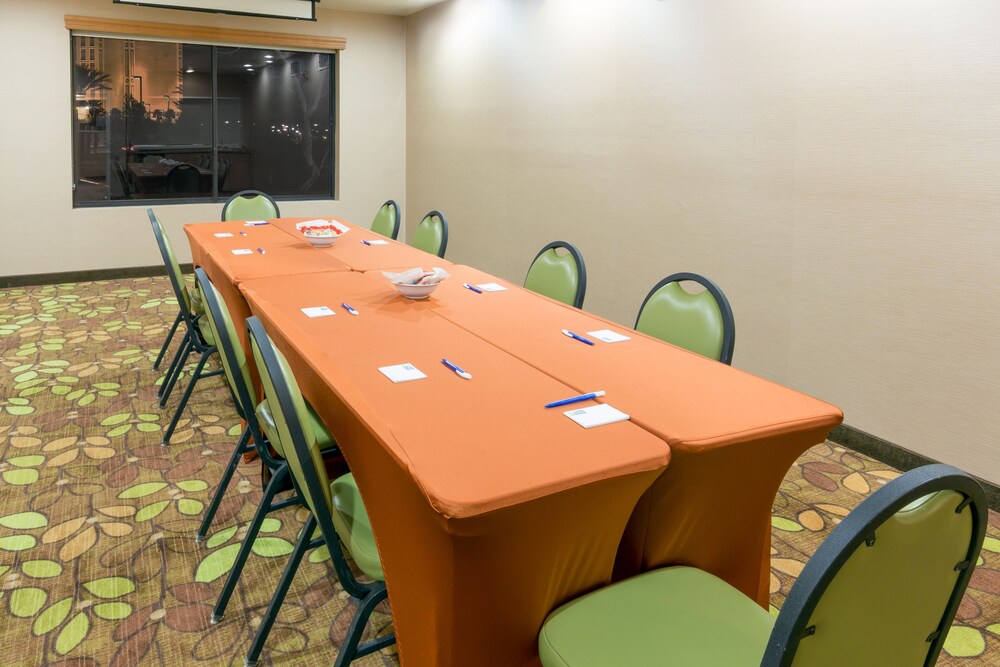 Holiday Inn Express Hotel & Suites Henderson, an IHG Hotel