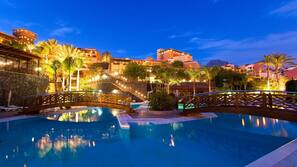 2 piscinas al aire libre, sombrillas, tumbonas