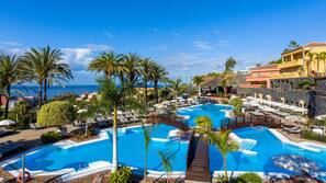 2 piscinas al aire libre, sombrillas, tumbonas