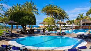 2 piscinas al aire libre, sombrillas, tumbonas