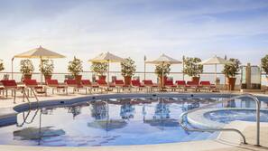 Piscine extérieure, chaises longues, maîtres-nageurs sur place
