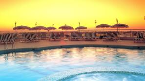 Piscine extérieure, chaises longues, maîtres-nageurs sur place