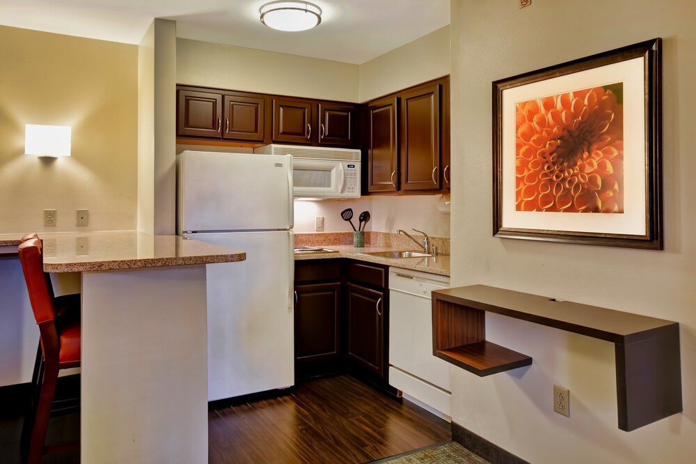 Private kitchen, Staybridge Suites Madison East, an IHG Hotel