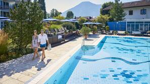 Piscina coperta, piscina all'aperto, ombrelloni da piscina, lettini