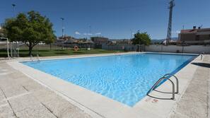Una piscina al aire libre de temporada