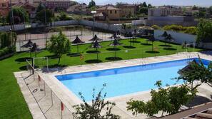 Una piscina al aire libre de temporada