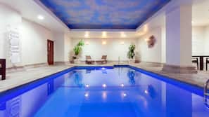 Una piscina cubierta