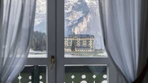 Minibar, Zimmersafe, Schreibtisch, kostenpflichtige Babybetten