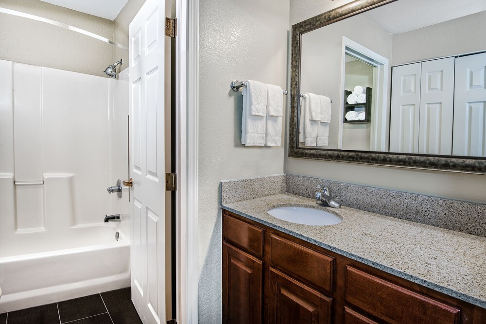 Bathroom, Staybridge Suites Round Rock, an IHG Hotel