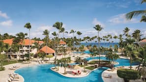 4 outdoor pools, pool loungers