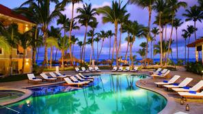 4 outdoor pools, pool loungers