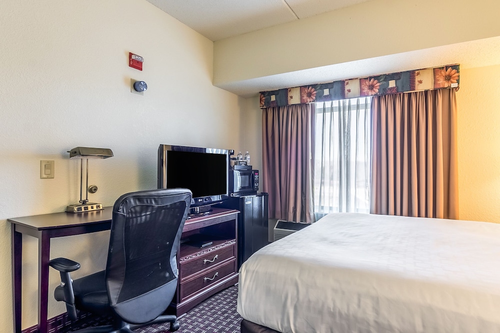 Room, Clarion Suites at the Alliant Energy Center