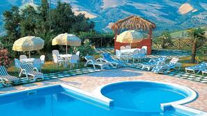 Piscina all'aperto, ombrelloni da piscina, lettini