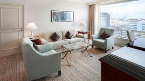 Hypo-allergenic bedding, minibar, in-room safe, desk